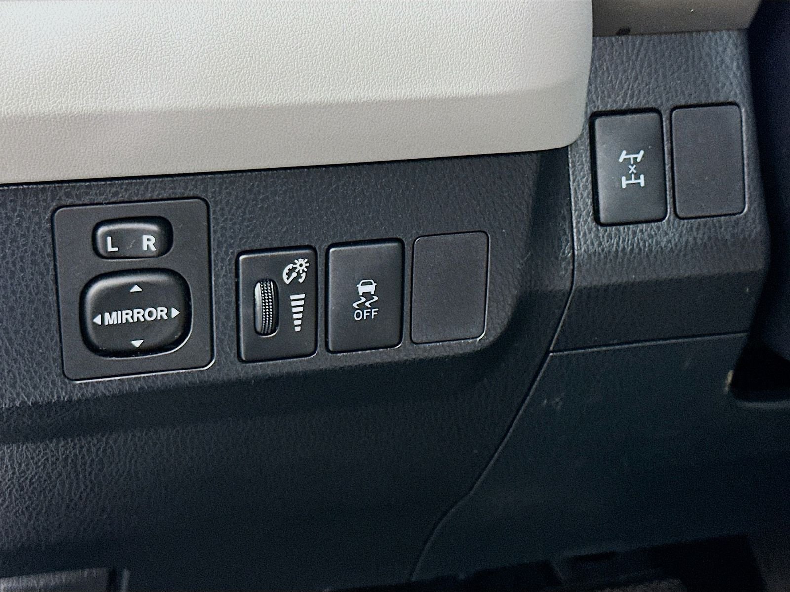 Used 2014 Classic Silver Metallic Toyota LE image 9