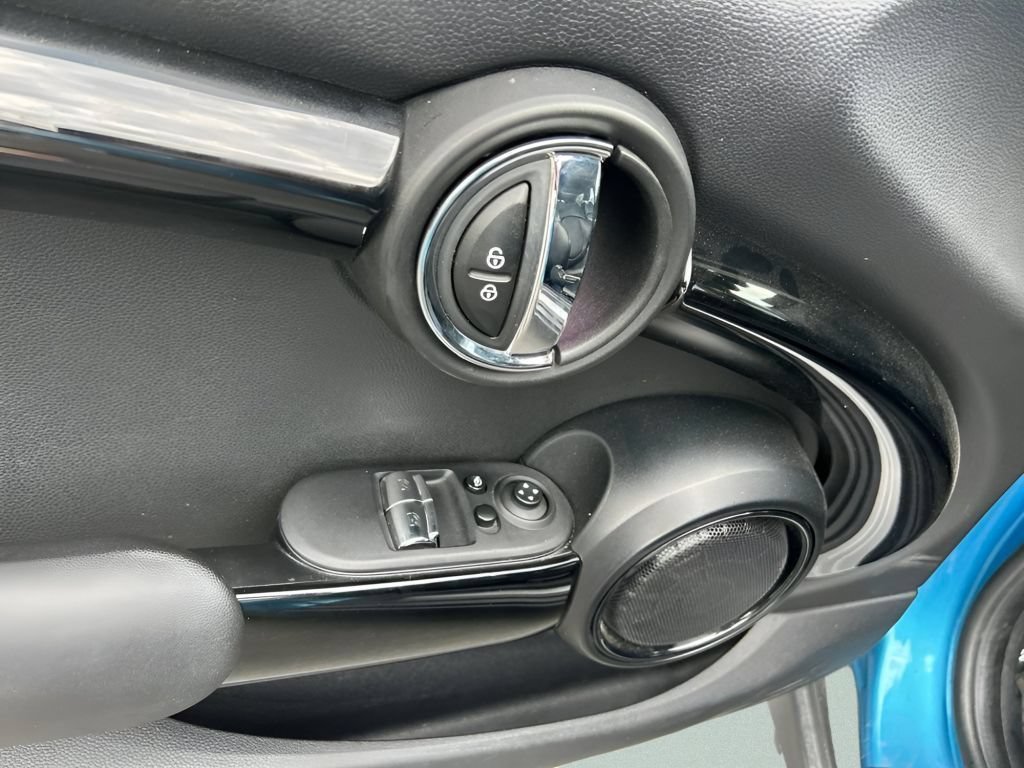 Used 2016 Electric Blue Metallic MINI Base image 19