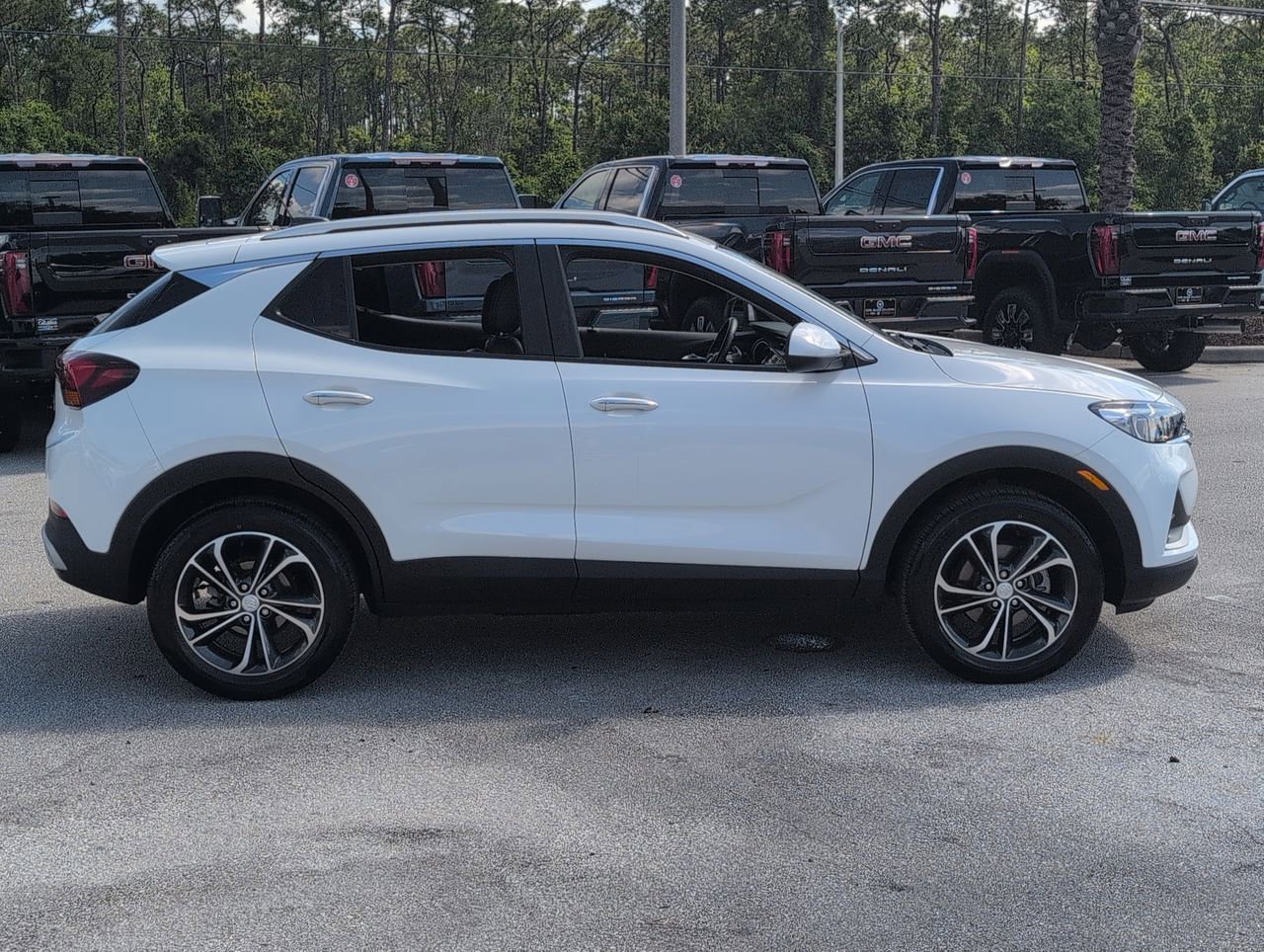 Used 2023 Summit White Buick Select image 9
