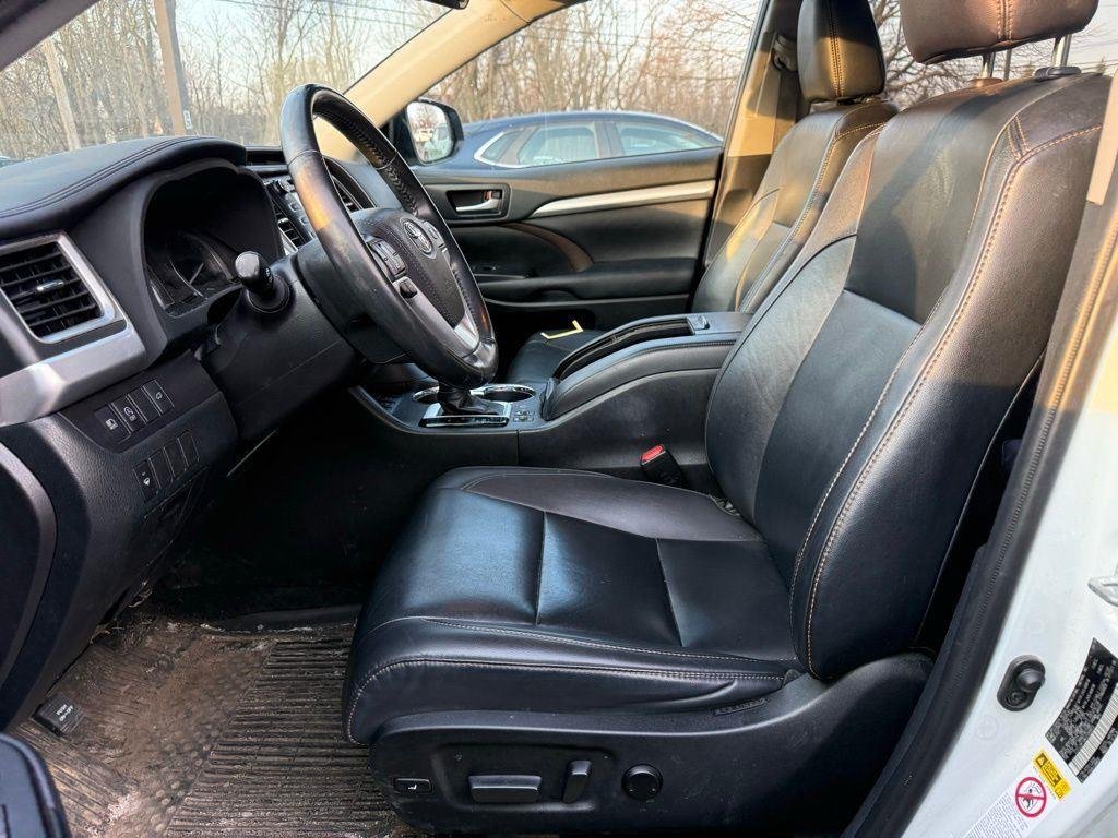 Used 2019 Blizzard Pearl Toyota XLE image 7