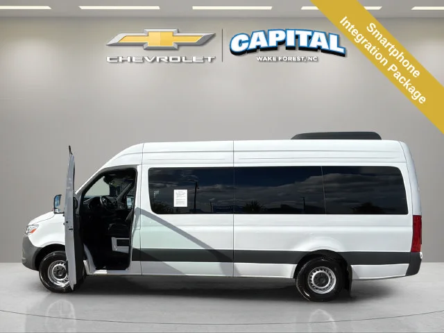 Used 2025  Mercedes-Benz NA image 5