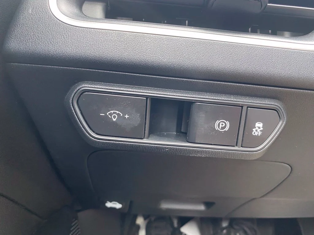 Used 2025  Kia LXS image 23