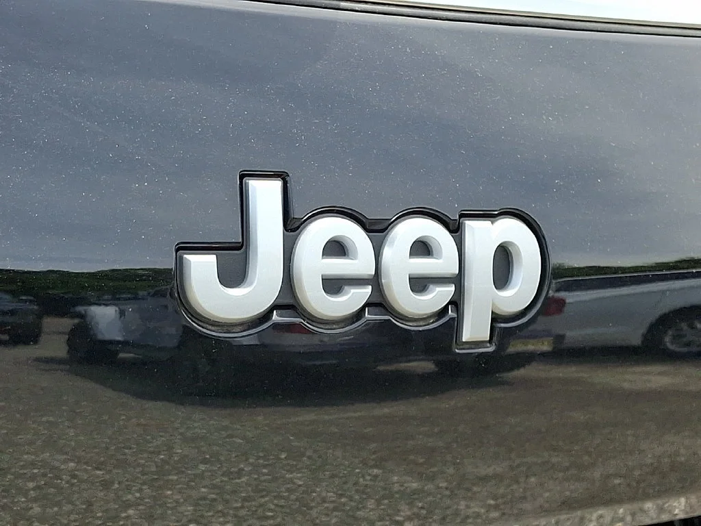 New 2026 Diamond Black Crystal Pearl-Coat Exterior Paint Jeep Laredo X image 21
