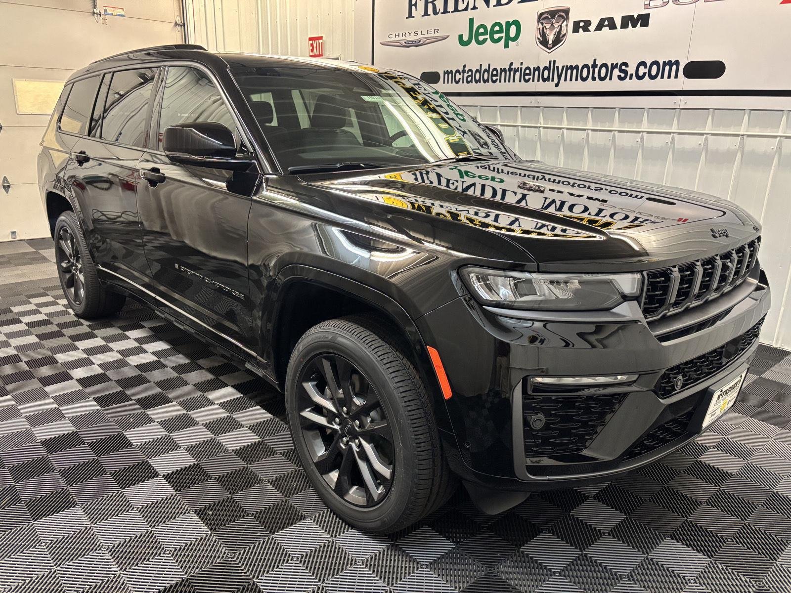 New 2026 Diamond Black Crystal Pearl-Coat Exterior Paint Jeep Limited Reserve image 2