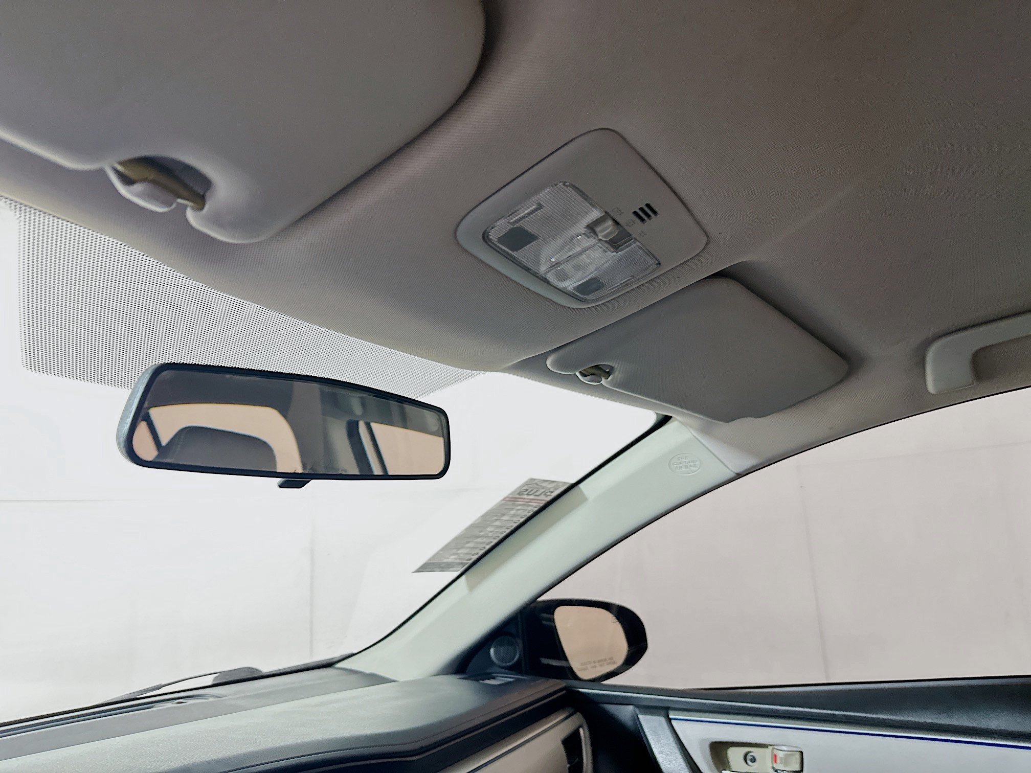 Used 2014 Classic Silver Metallic Toyota LE image 18