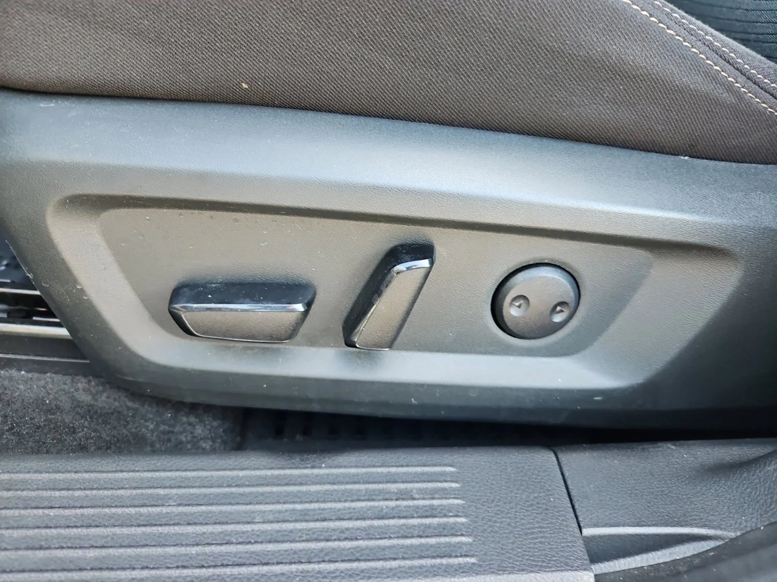 Used 2023 Gray Nissan SV image 34