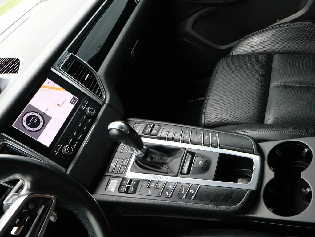 Used 2018  Porsche Base image 20