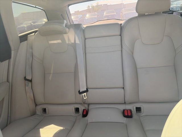 Used 2018  Volvo T6INSCRIPT image 21