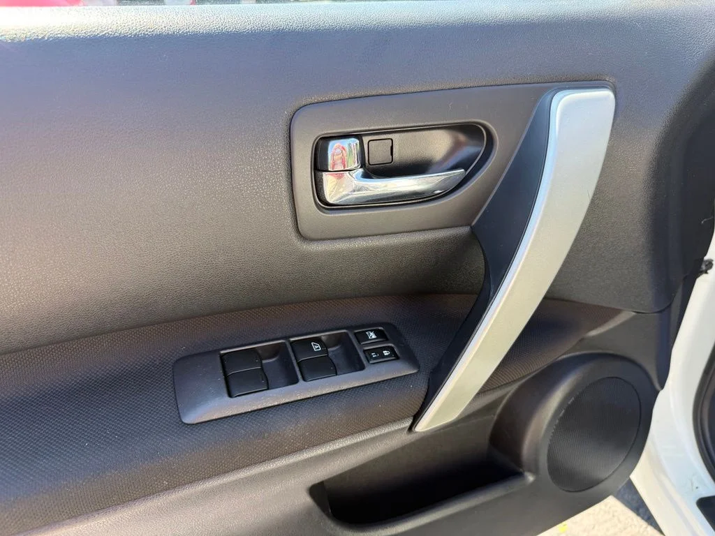 Used 2014 White Nissan S image 13