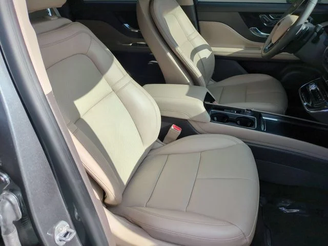 Used 2023 Gray Lincoln Standard image 33