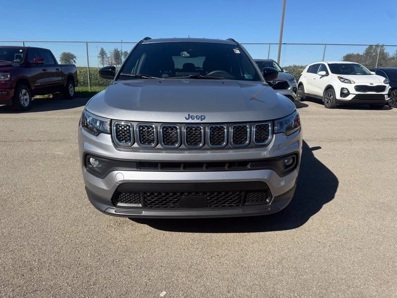 Used 2023 Silver Jeep Latitude Lux image 12