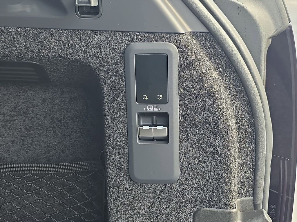 New 2026 Carpathian Grey Land Rover SE image 14