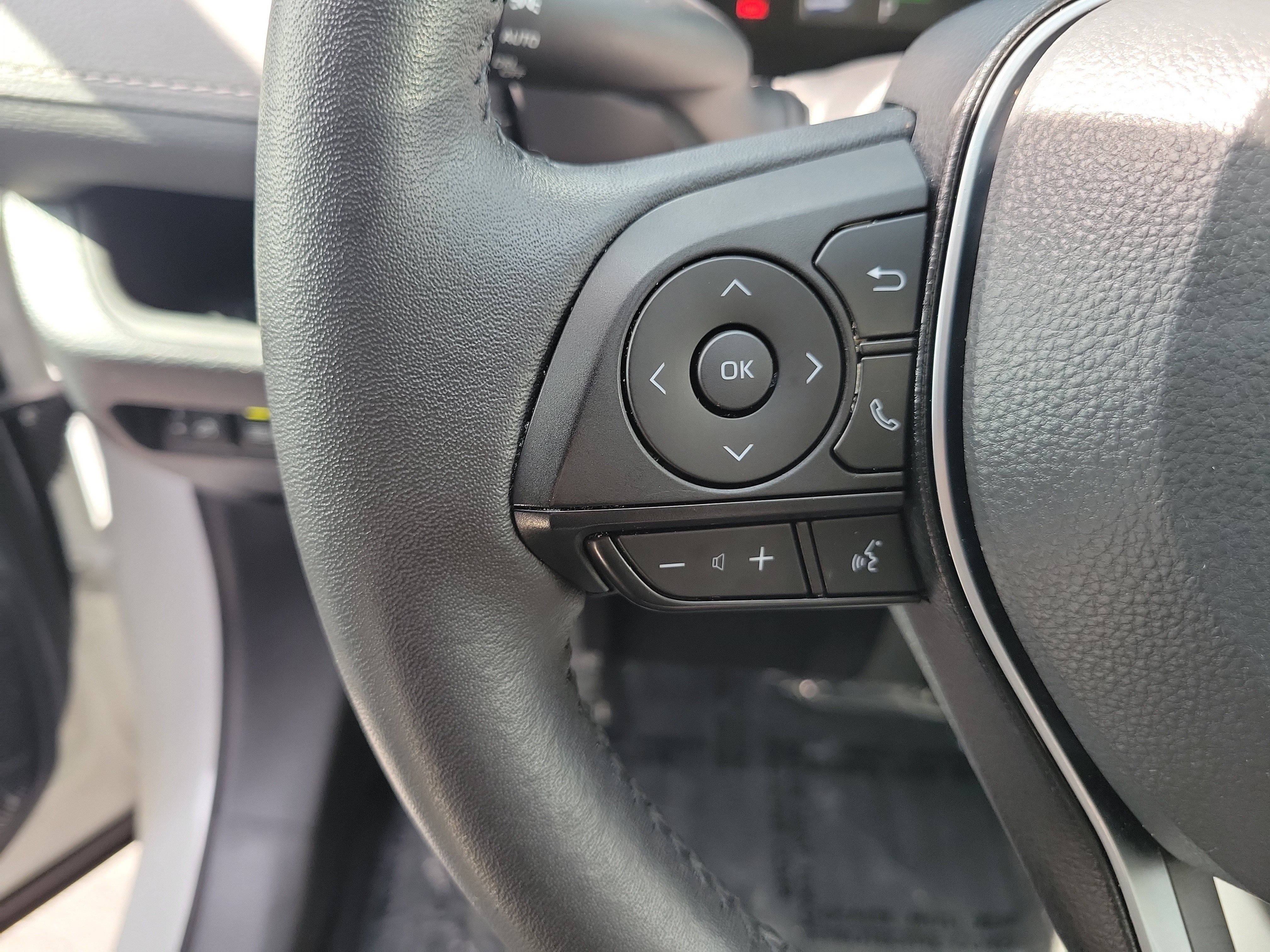 Used 2024 Ice Toyota Hybrid XLE image 27