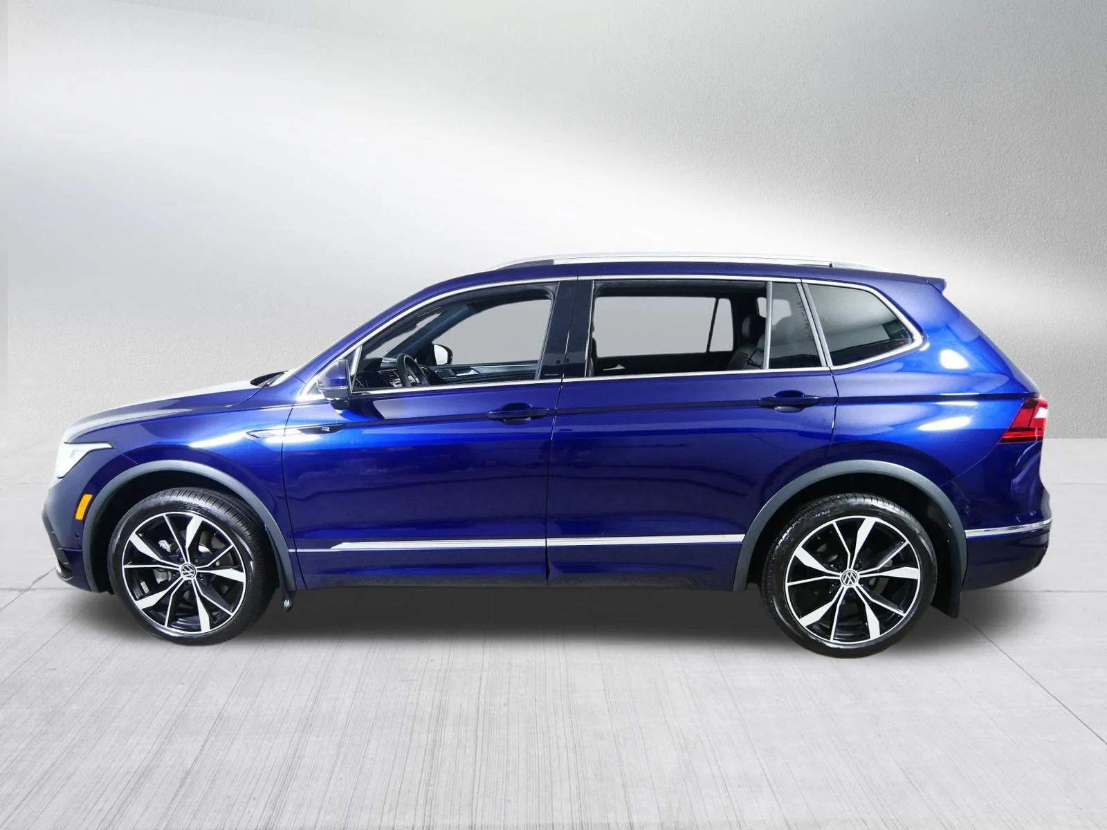 Used 2023 Atlantic Blue Metallic Volkswagen SEL R-Line image 4
