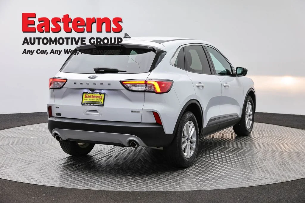 Used 2022 White Ford SE image 5