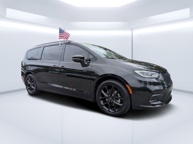 2023 Chrysler Pacifica Touring L's photo