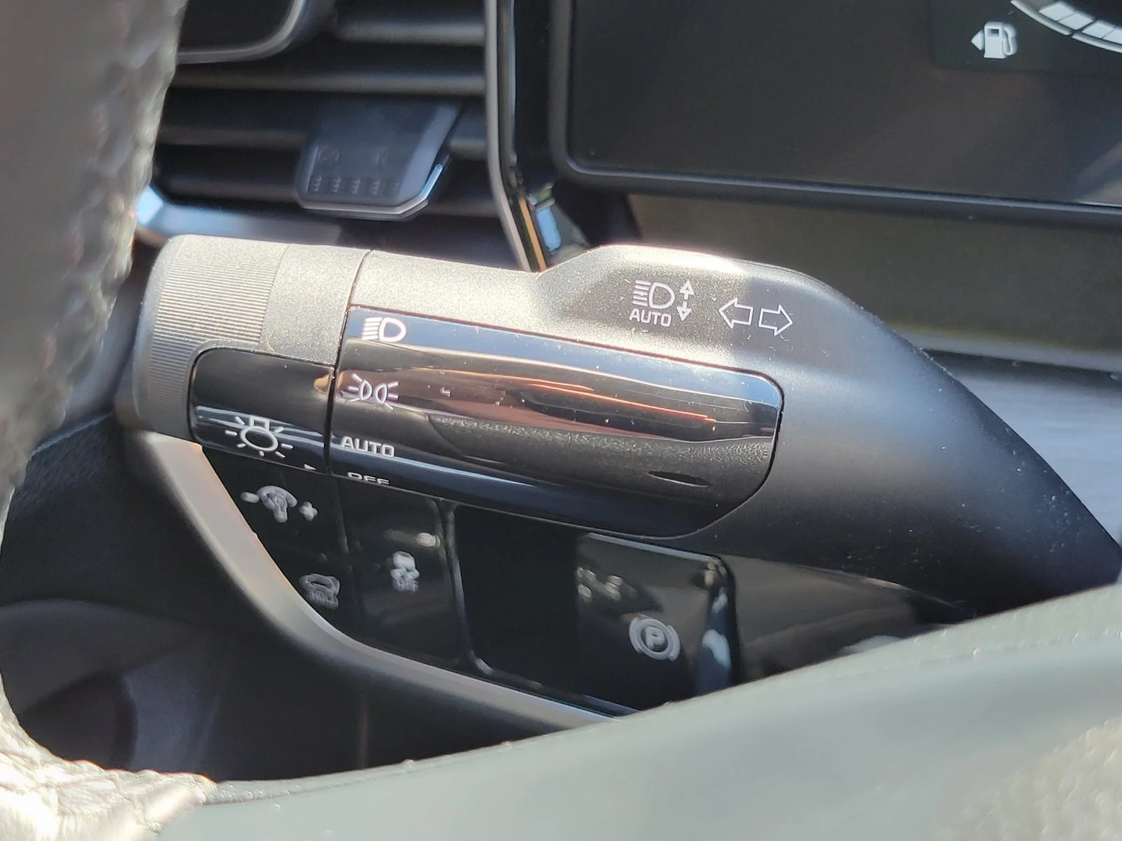 Certified Used 2025 Green Kia X-Line image 17