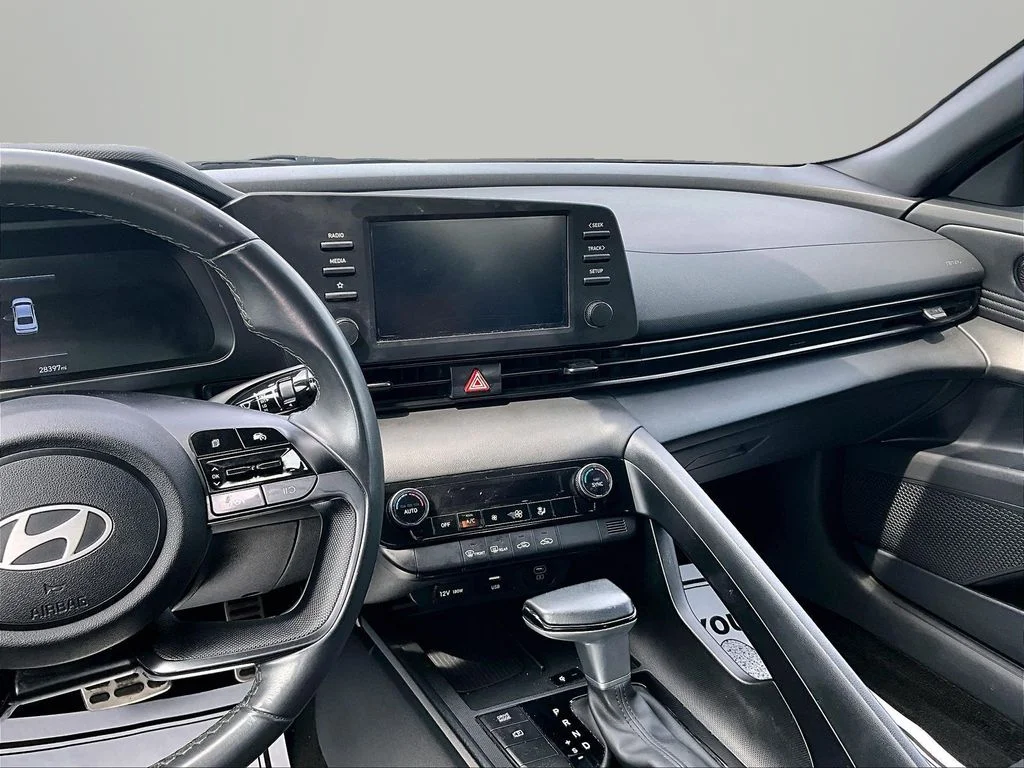 Used 2025 Black Hyundai SEL Sport image 6