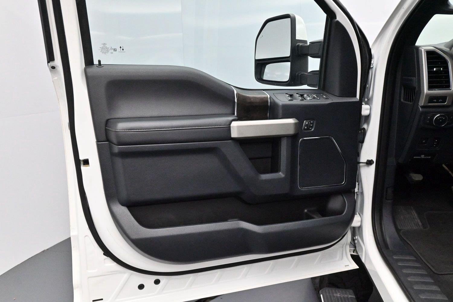 Used 2022 Star White Metallic Tri-Coat Ford LARIAT image 9