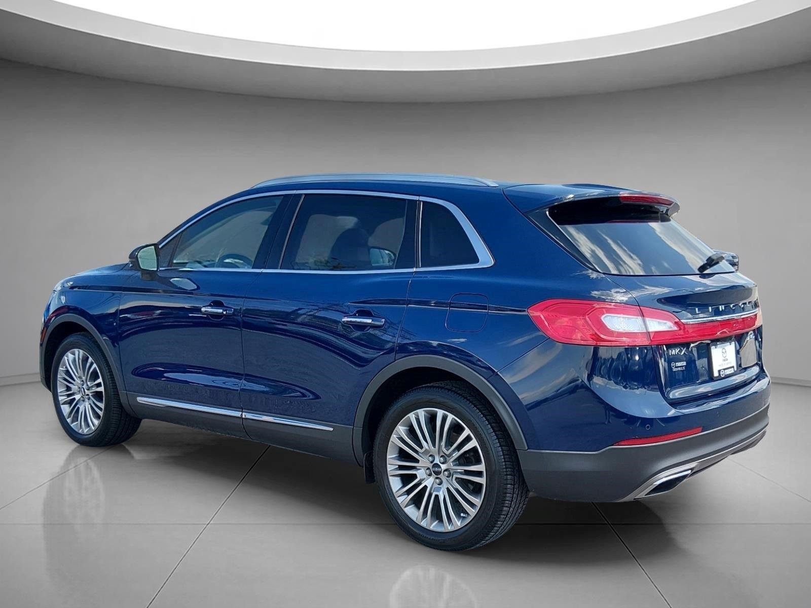 Used 2018 Blue Diamond Metallic Lincoln Reserve image 3