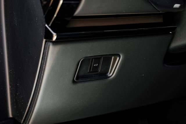 New 2026  Land Rover SE image 35