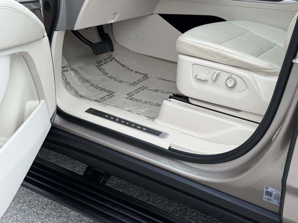 Used 2025  Cadillac Sport Platinum image 24
