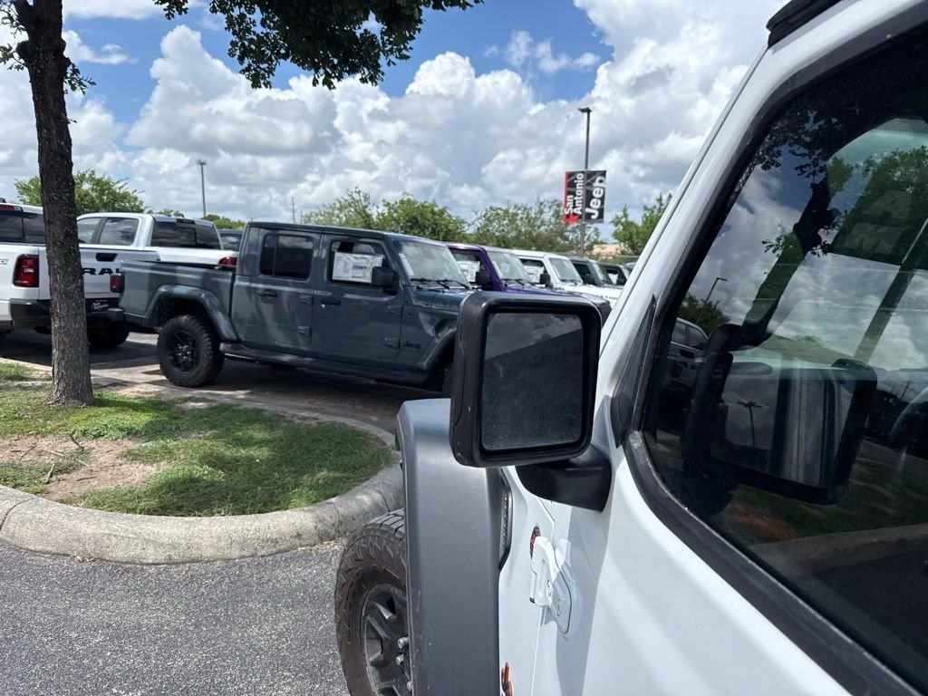 Used 2023 White Jeep Mojave image 22