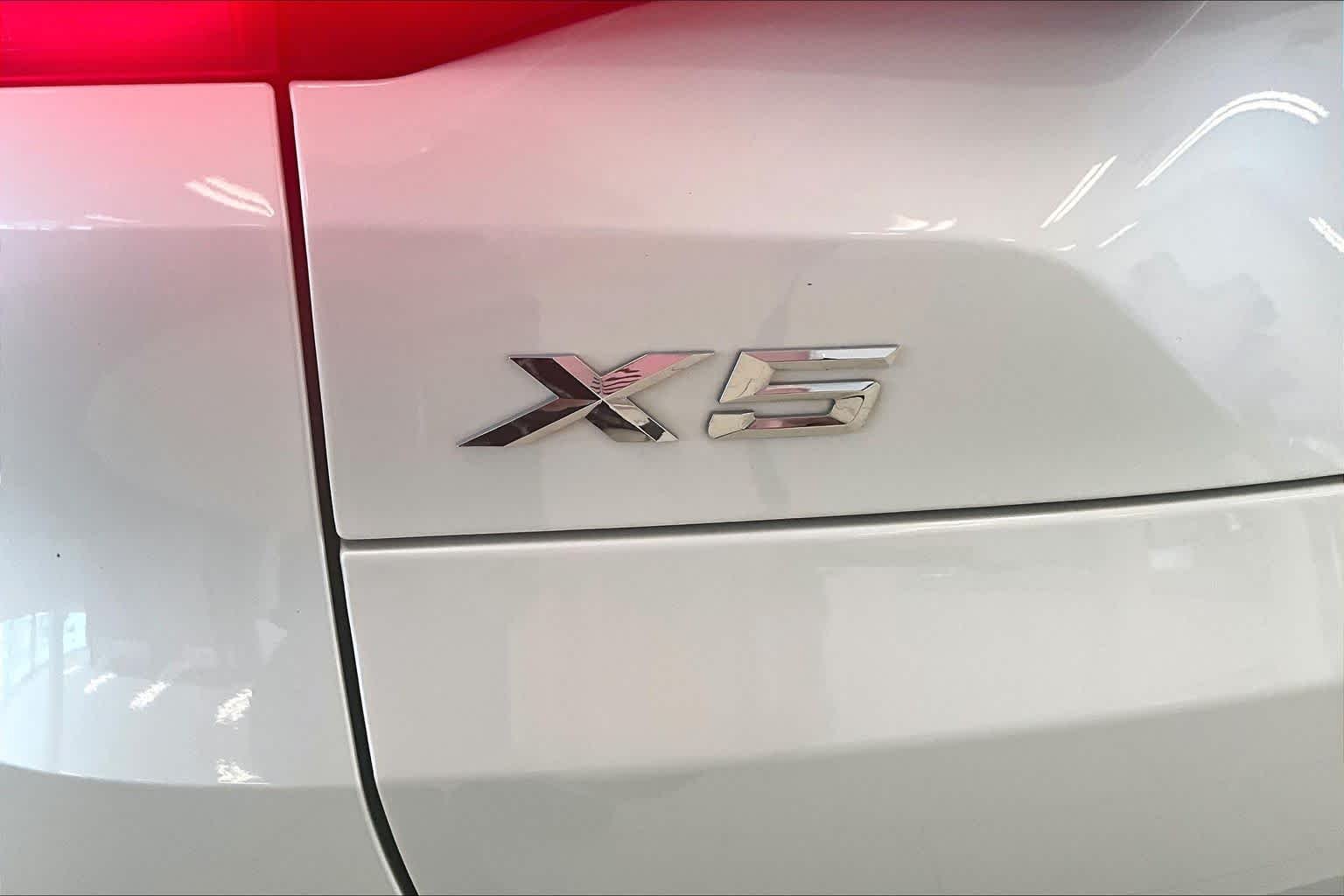 Used 2023 Mineral White Metallic BMW sDrive40i image 29