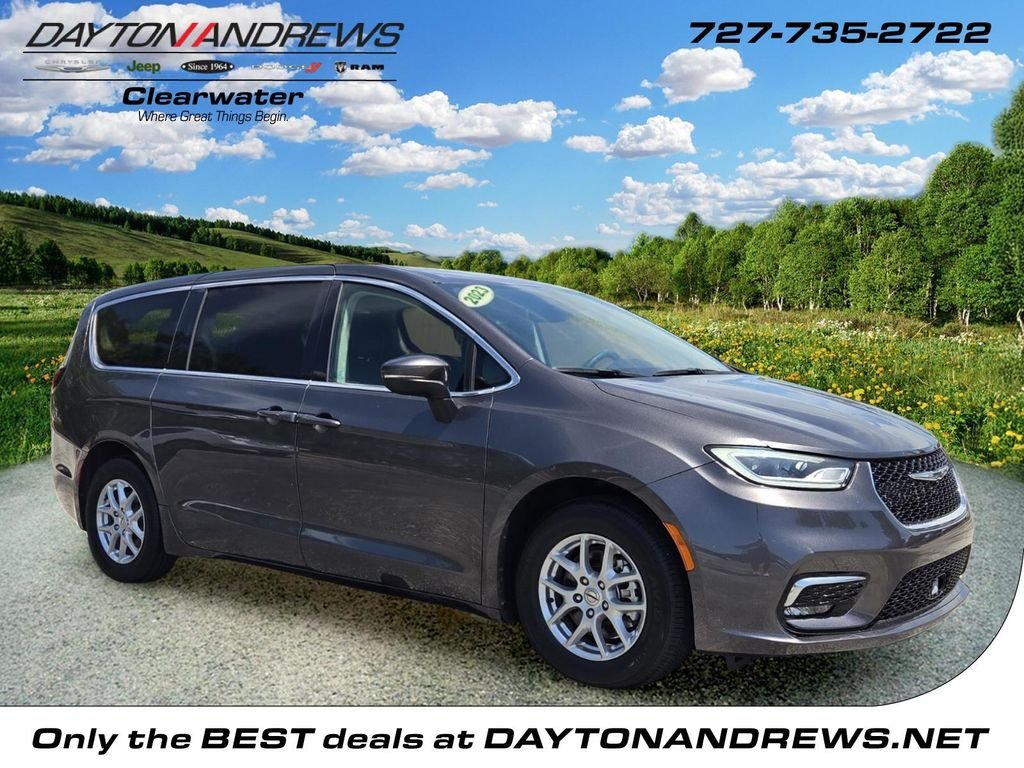 2023 Chrysler Pacifica Touring L's photo