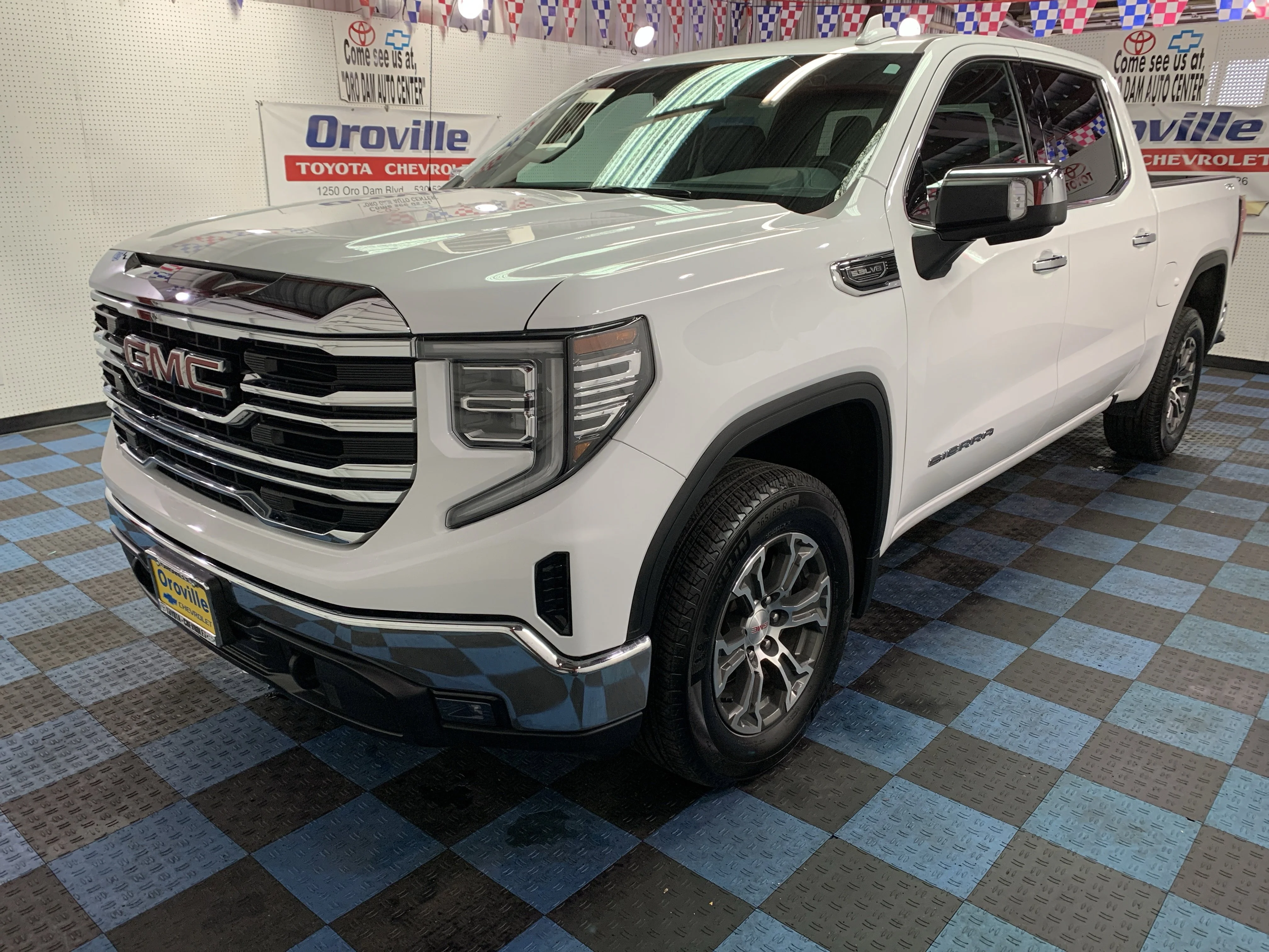 2025 GMC Sierra 4WD Crew Cab Short Box SLT's photo