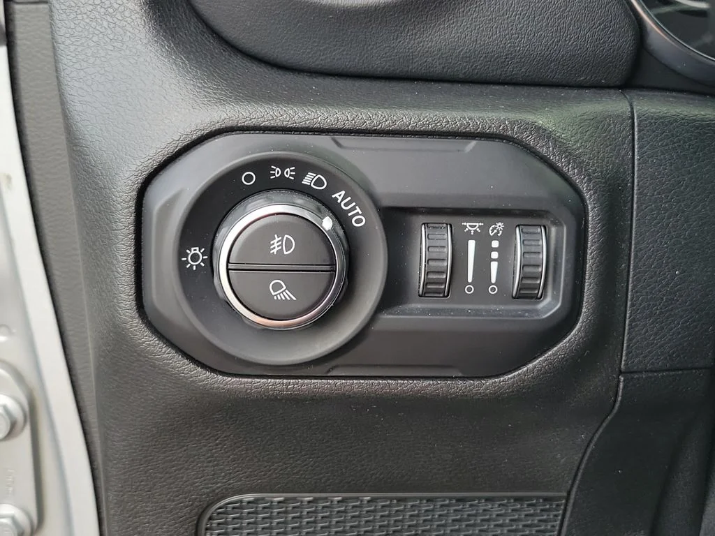 Used 2021 Silver Jeep Overland image 23