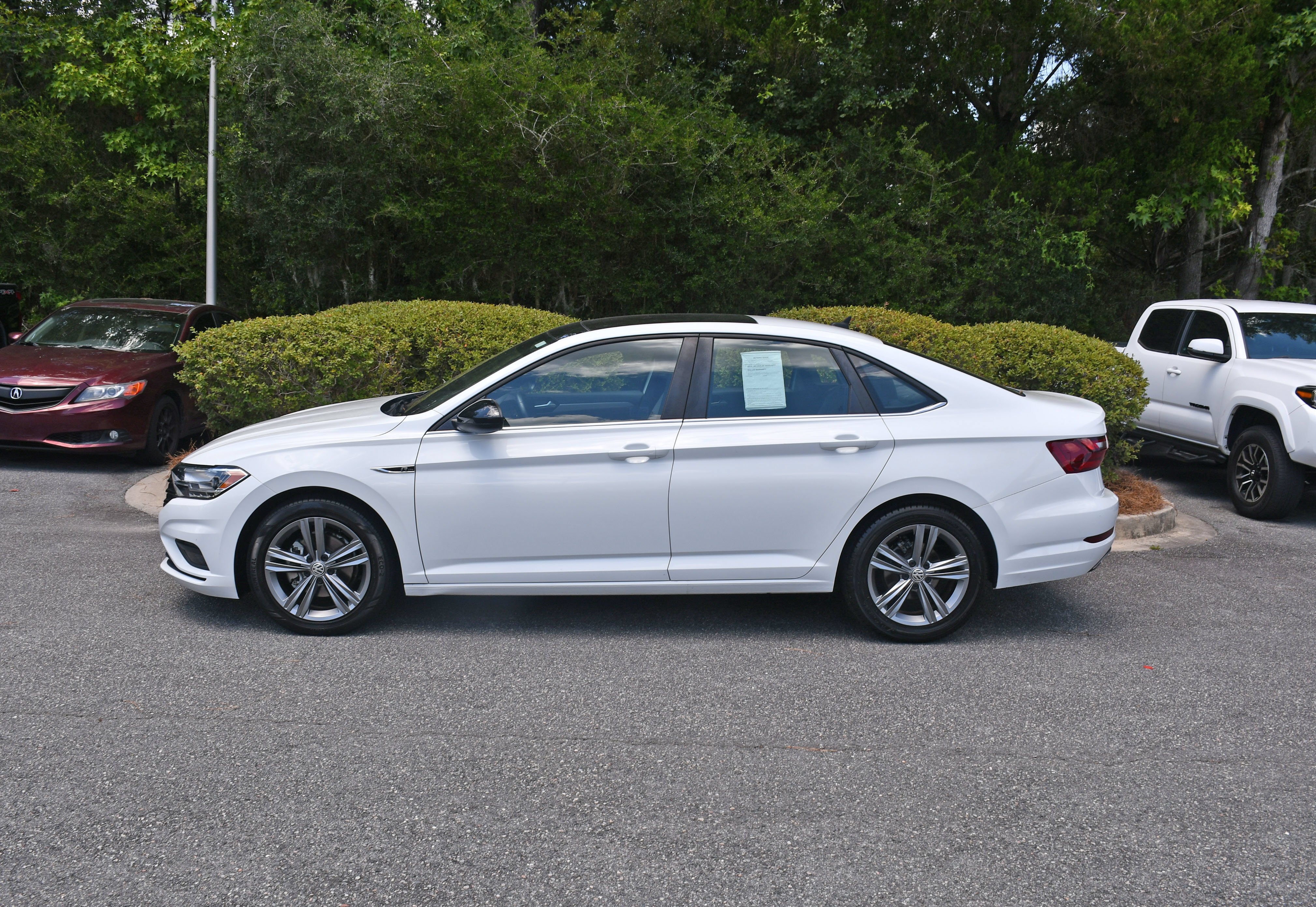 Used 2021  Volkswagen R-Line image 2