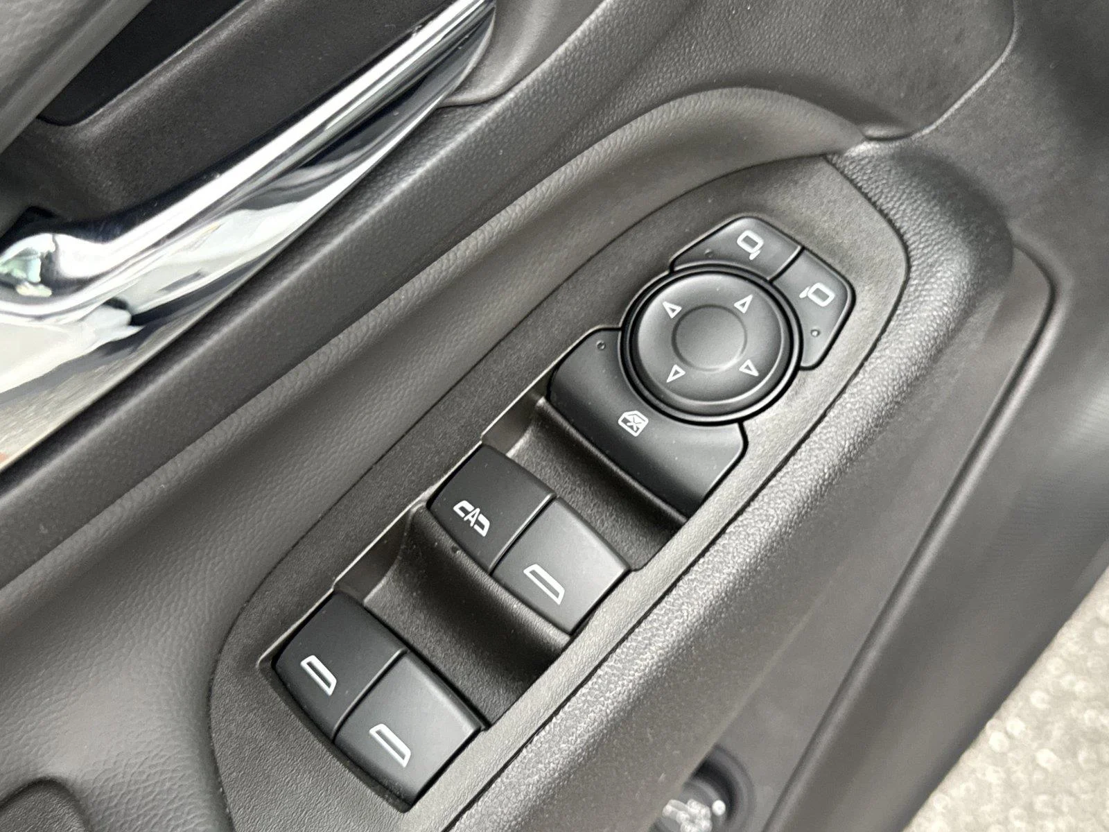 Used 2023 SUMMIT WHITE Chevrolet LT image 18