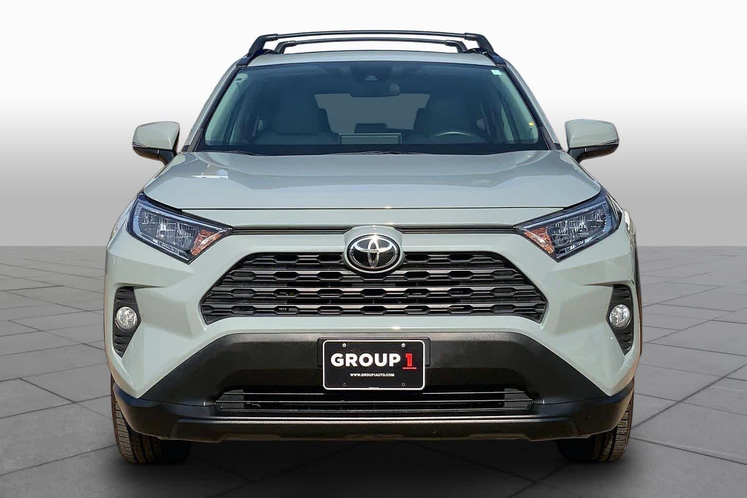 Used 2019 Lunar Rock Toyota XLE Premium image 4