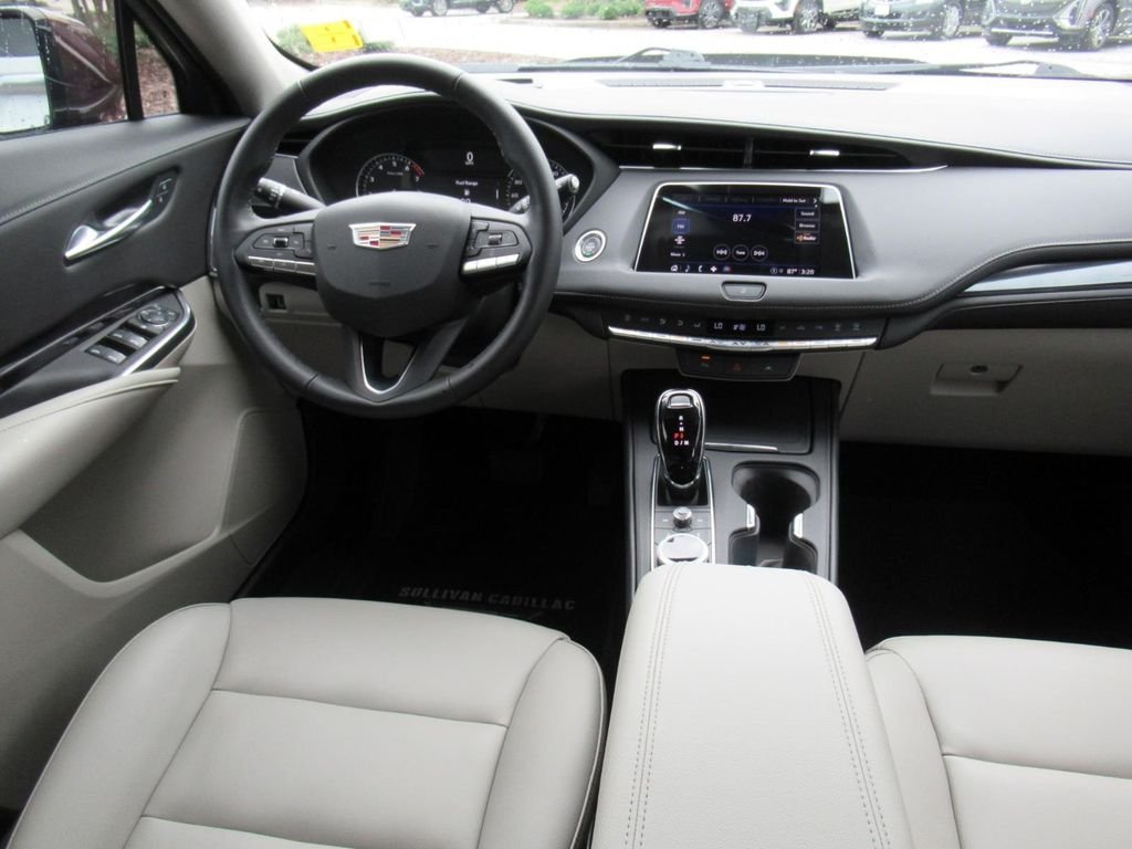 Used 2023  Cadillac Luxury image 13
