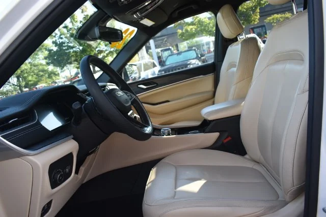 Used 2023 White Jeep Limited image 27