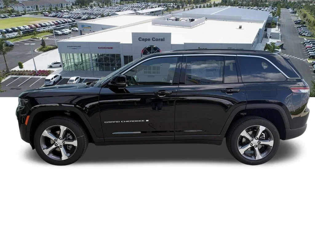 New 2026 Diamond Black Crystal Pearl-Coat Exterior Paint Jeep Limited image 8