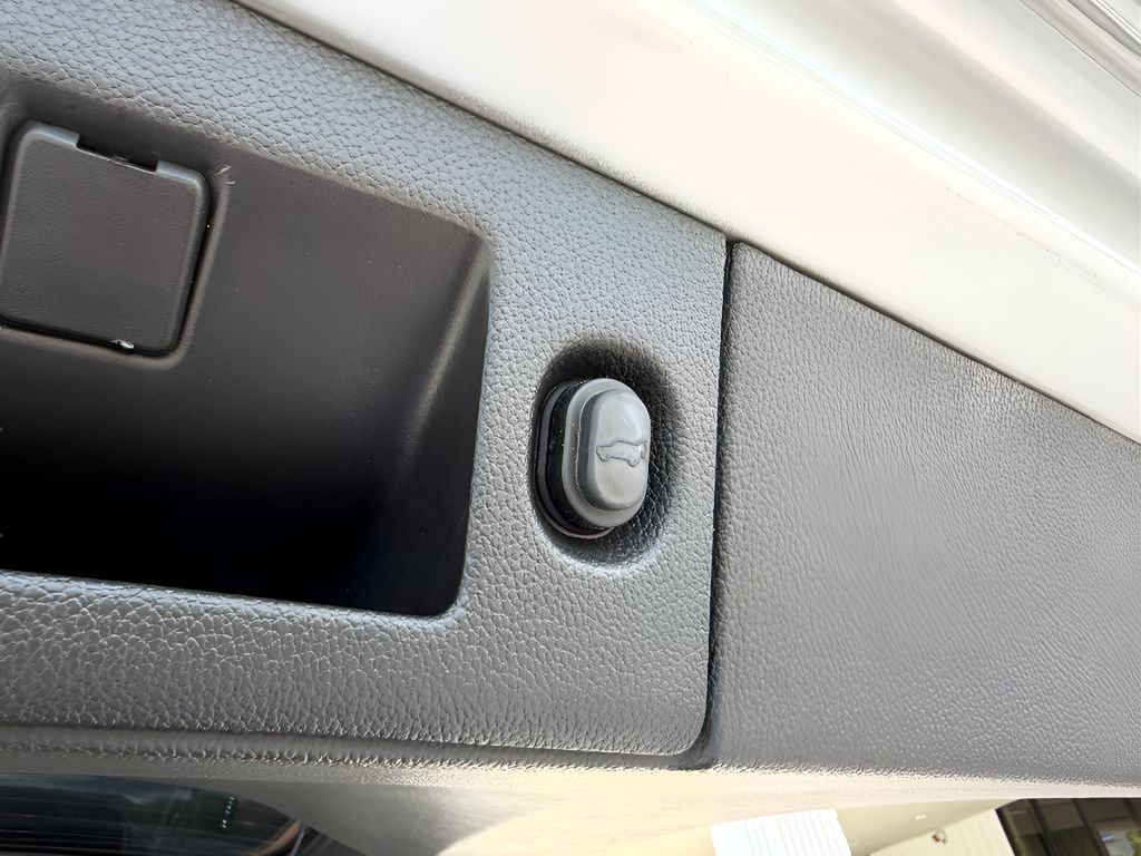 Used 2020 Silver Ice Metallic Chevrolet Premier image 18
