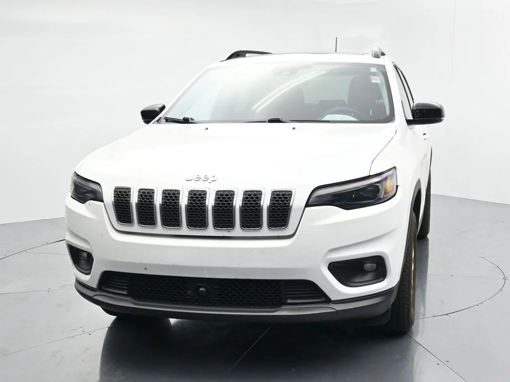 Used 2022 White Jeep Latitude Lux image 2