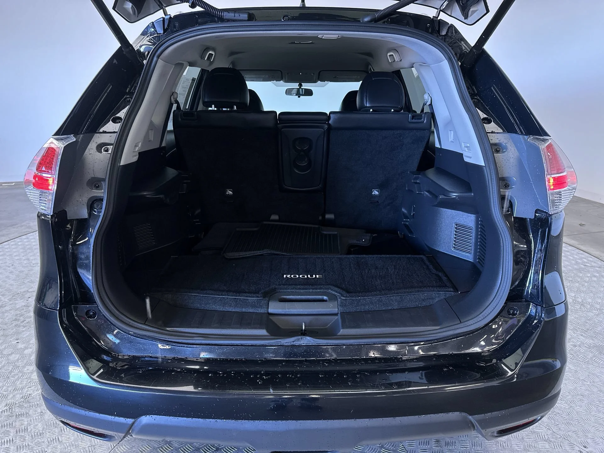 Used 2016 Magnetic Black Nissan SL image 25