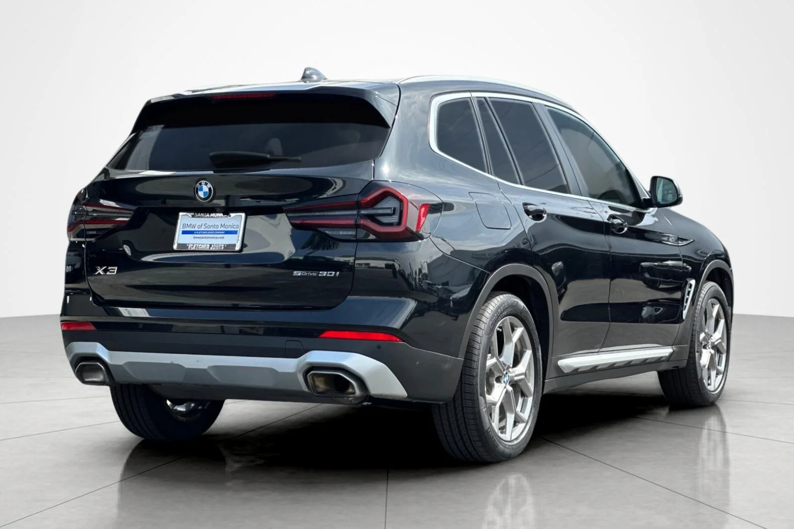Used 2023 Black Sapphire Metallic BMW sDrive30i image 5