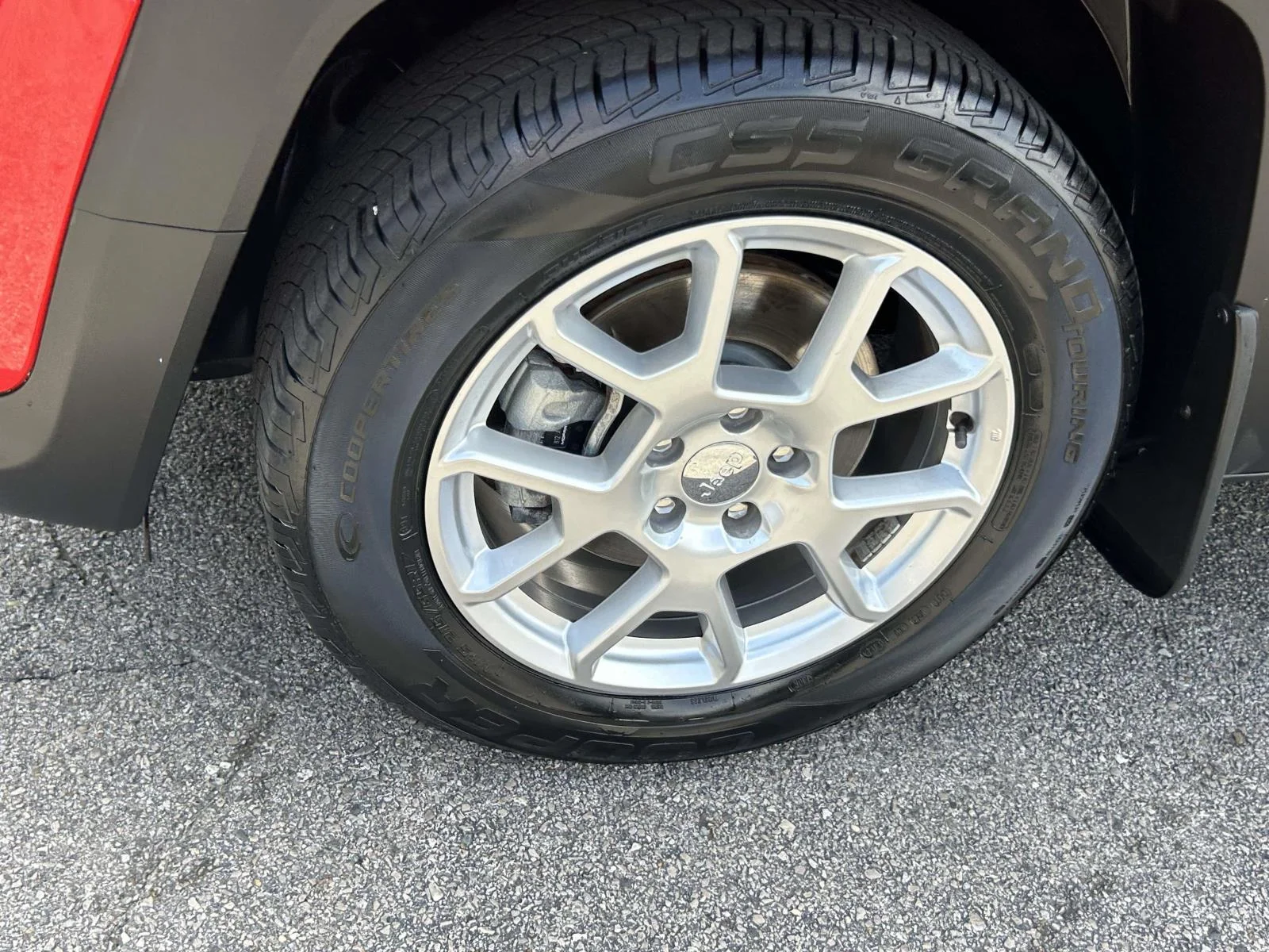 Used 2019 Red Jeep Latitude FWD image 9