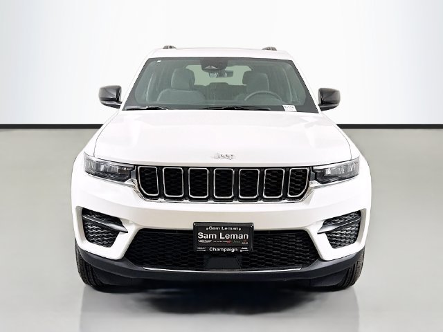 New 2026 Bright White Clear-Coat Exterior Paint Jeep Laredo X image 2