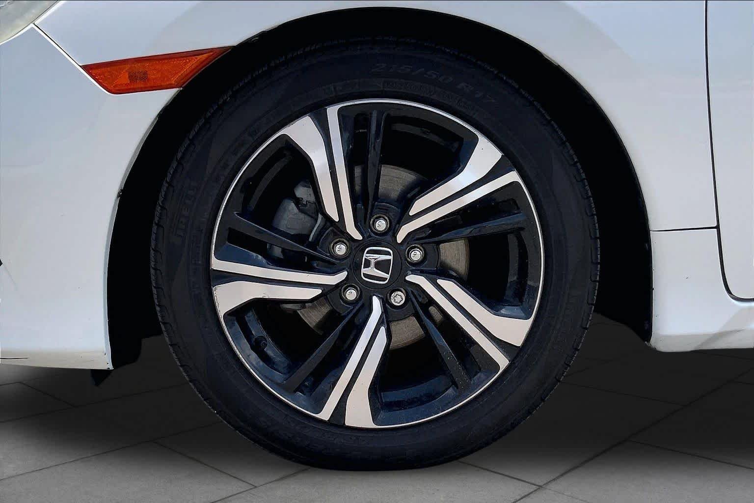 Used 2017 Lunar Silver Metallic Honda Touring image 8
