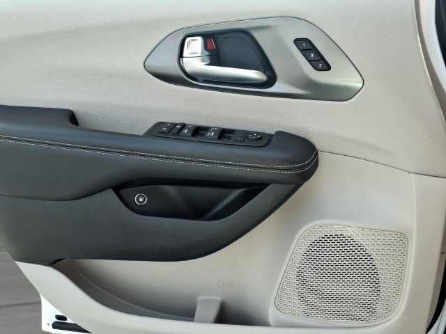 Used 2024  Chrysler Hybrid Select image 14