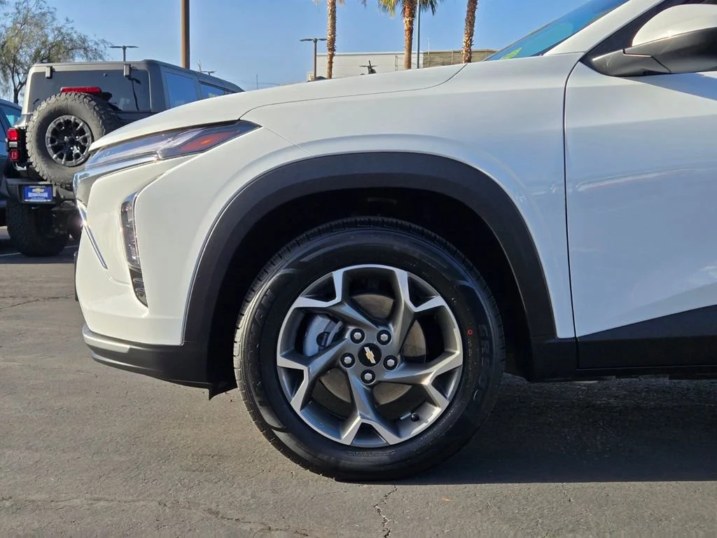 Used 2025 Summit White Chevrolet LT image 9