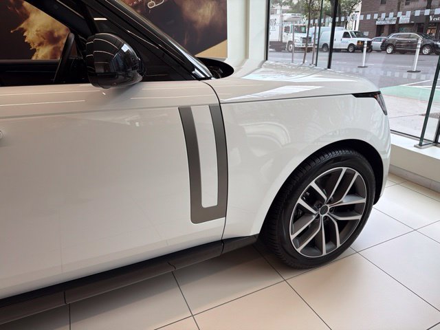 New 2026 Fuji White Land Rover SE image 5