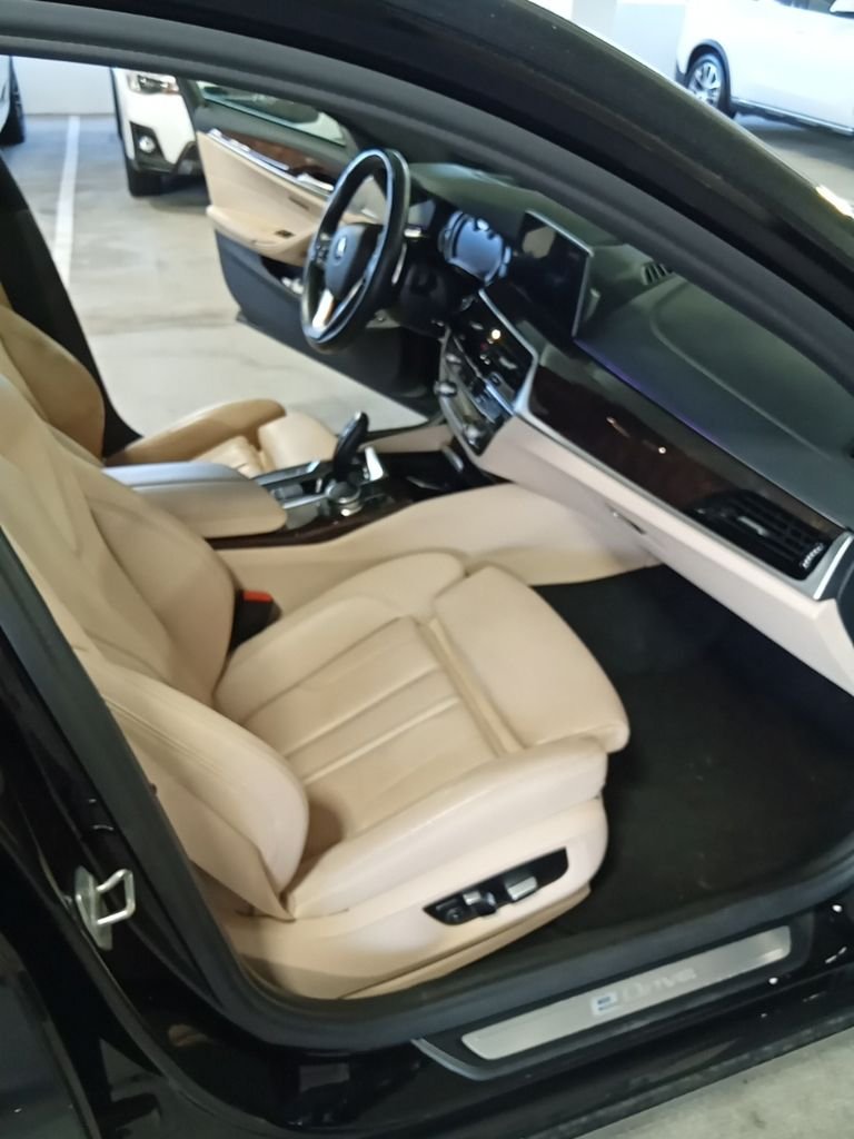 Used 2018 Black Sapphire Metallic BMW 530e xDrive iPerformance image 11