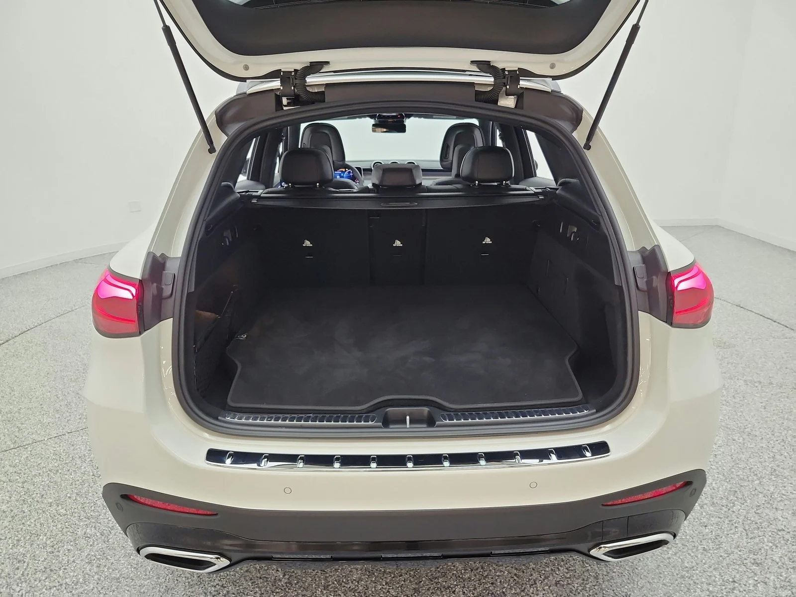 Certified Used 2025 Polar White Mercedes-Benz GLC 350e 4MATIC® SUV image 18