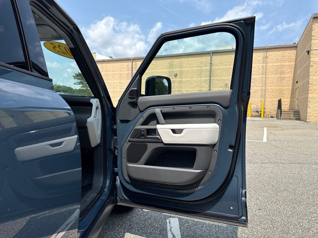 Used 2025 Blue Land Rover S image 19